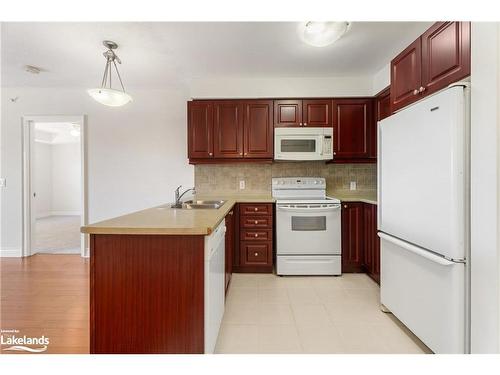 411-91 Raglan Street, Collingwood, ON - Indoor Photo Showing Kitchen With Double Sink