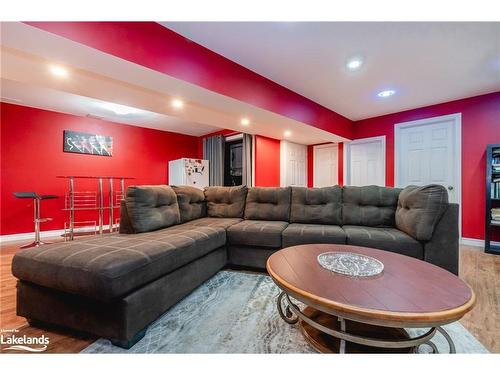 6 Parklane Court, Tiny, ON - Indoor Photo Showing Living Room