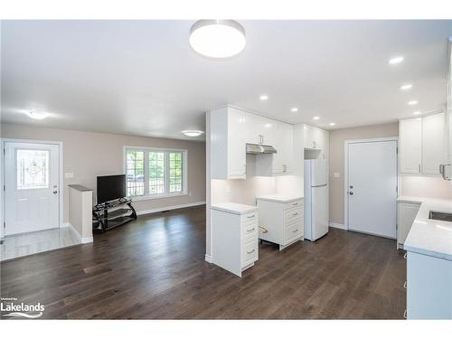 6 Parklane Court, Tiny, ON - Indoor Photo Showing Kitchen