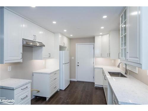 6 Parklane Court, Tiny, ON - Indoor Photo Showing Kitchen