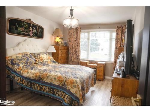 445 Peter Street N, Orillia, ON - Indoor Photo Showing Bedroom