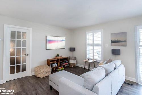 142 Mitchells Beach Road, Tay, ON - Indoor Photo Showing Living Room