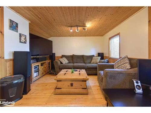 35 Adair Street, Orillia, ON - Indoor Photo Showing Living Room