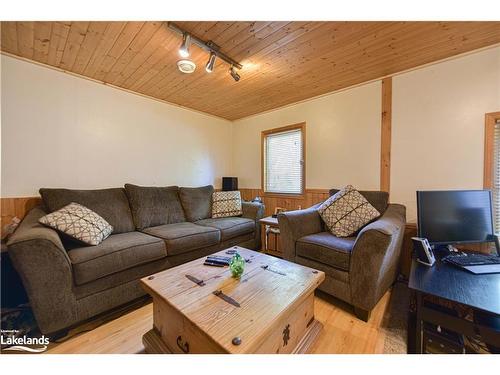 35 Adair Street, Orillia, ON - Indoor Photo Showing Living Room