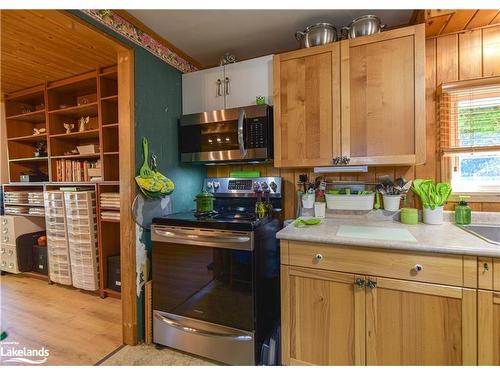 35 Adair Street, Orillia, ON - Indoor Photo Showing Kitchen