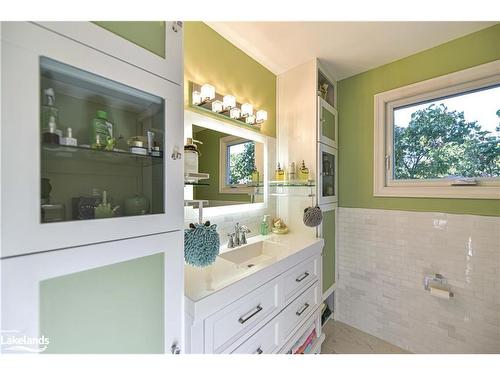 35 Adair Street, Orillia, ON - Indoor Photo Showing Bathroom