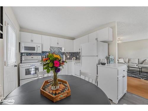 914 Montreal Street, Midland, ON - Indoor Photo Showing Kitchen