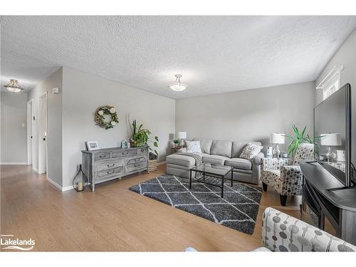 914 Montreal Street, Midland, ON - Indoor Photo Showing Living Room