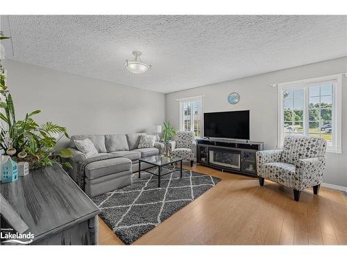 914 Montreal Street, Midland, ON - Indoor Photo Showing Living Room