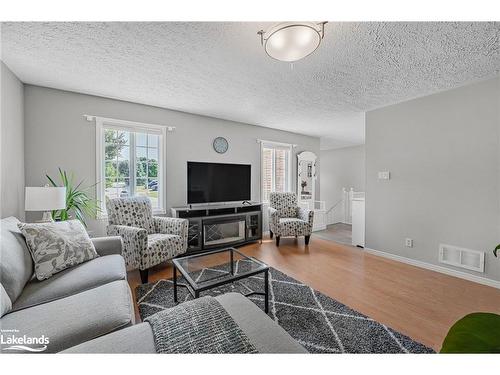 914 Montreal Street, Midland, ON - Indoor Photo Showing Living Room