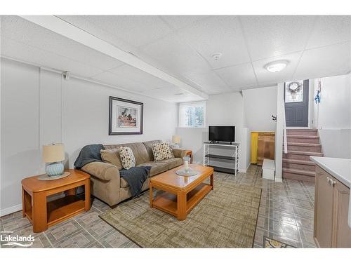 914 Montreal Street, Midland, ON - Indoor Photo Showing Living Room