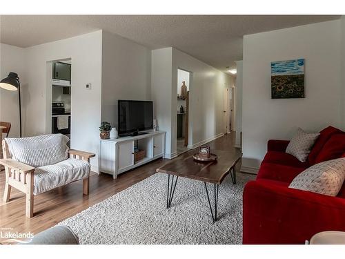 160 Melrose Avenue, Wasaga Beach, ON - Indoor Photo Showing Living Room