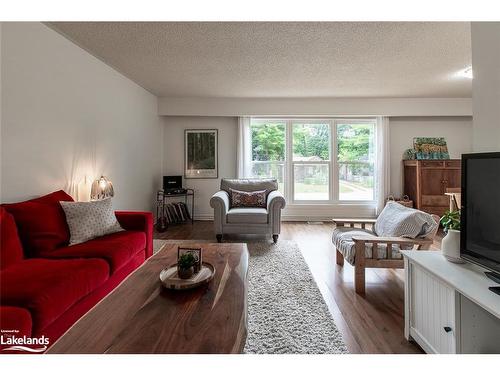 160 Melrose Avenue, Wasaga Beach, ON - Indoor Photo Showing Living Room