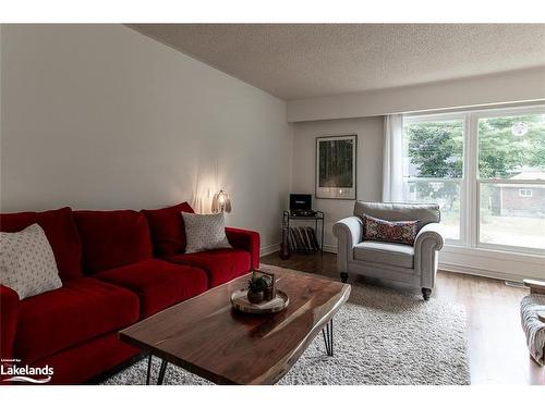 160 Melrose Avenue, Wasaga Beach, ON - Indoor Photo Showing Living Room