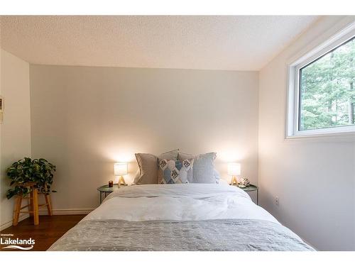 160 Melrose Avenue, Wasaga Beach, ON - Indoor Photo Showing Bedroom