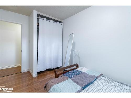 160 Melrose Avenue, Wasaga Beach, ON - Indoor Photo Showing Bedroom