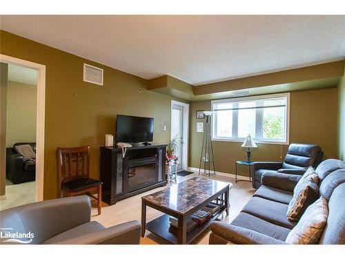 211-16 Westbury Road, Wasaga Beach, ON - Indoor Photo Showing Living Room