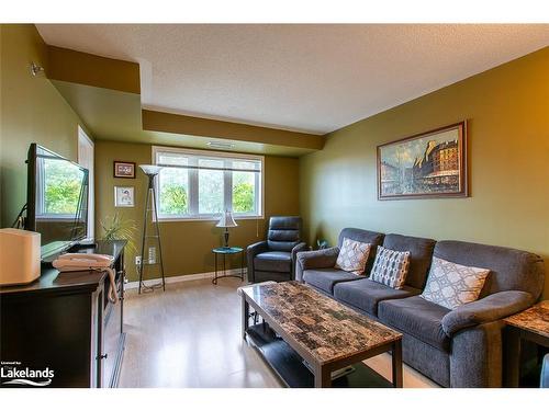 211-16 Westbury Road, Wasaga Beach, ON - Indoor Photo Showing Living Room