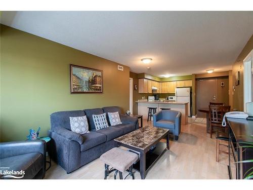 211-16 Westbury Road, Wasaga Beach, ON - Indoor Photo Showing Living Room