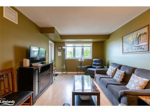 211-16 Westbury Road, Wasaga Beach, ON - Indoor Photo Showing Living Room