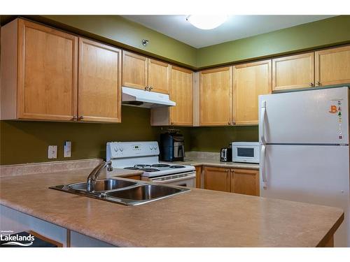 211-16 Westbury Road, Wasaga Beach, ON - Indoor Photo Showing Kitchen With Double Sink