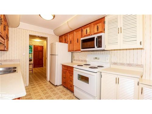 P13-25 Redstone Path, Toronto, ON - Indoor Photo Showing Kitchen With Double Sink