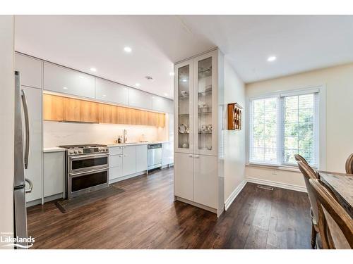 92 Oldhill Street, Richmond Hill, ON - Indoor Photo Showing Kitchen With Upgraded Kitchen