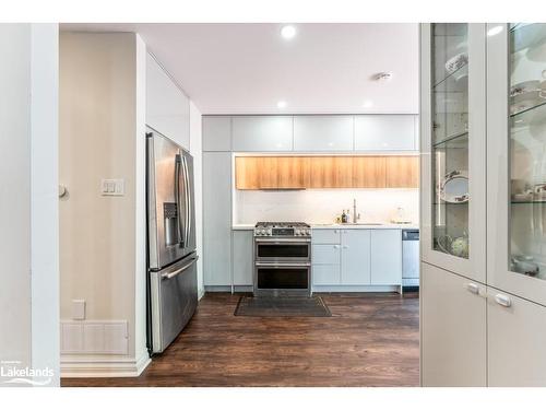 92 Oldhill Street, Richmond Hill, ON - Indoor Photo Showing Kitchen