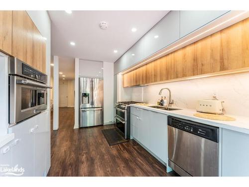 92 Oldhill Street, Richmond Hill, ON - Indoor Photo Showing Kitchen With Double Sink With Upgraded Kitchen