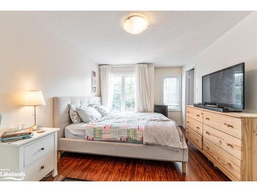 92 Oldhill Street, Richmond Hill, ON - Indoor Photo Showing Bedroom