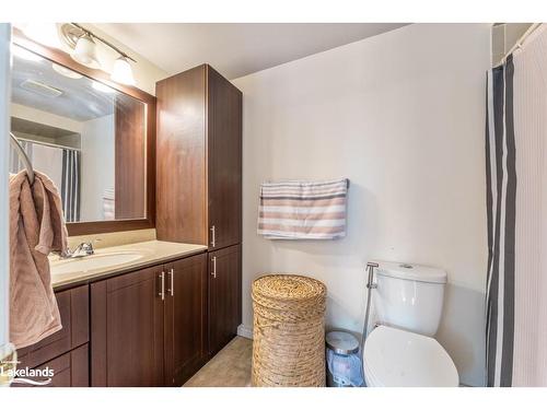 92 Oldhill Street, Richmond Hill, ON - Indoor Photo Showing Bathroom