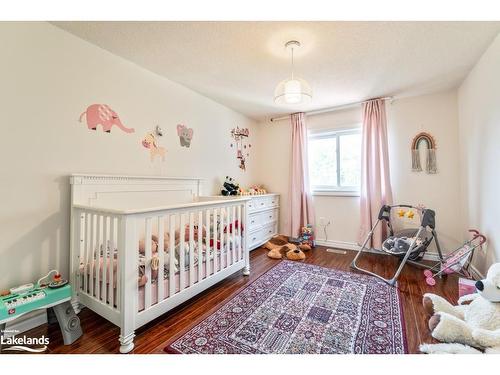 92 Oldhill Street, Richmond Hill, ON - Indoor Photo Showing Bedroom