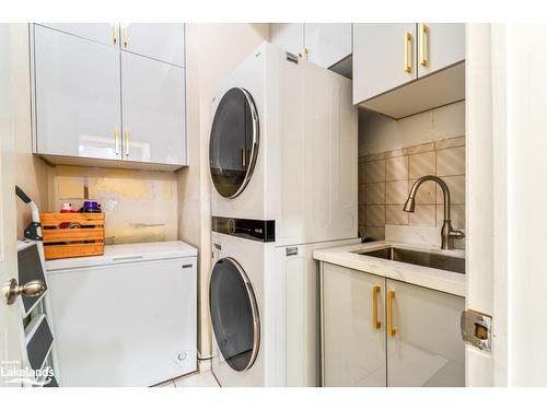 92 Oldhill Street, Richmond Hill, ON - Indoor Photo Showing Laundry Room