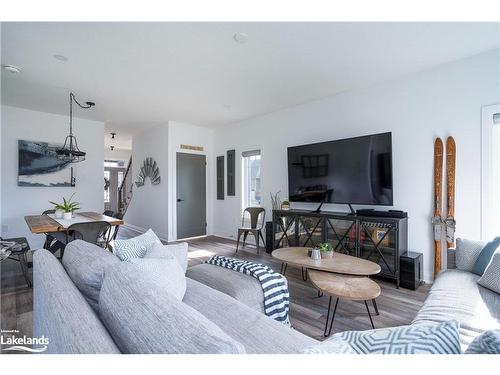 100 Mclean Avenue, Collingwood, ON - Indoor Photo Showing Living Room