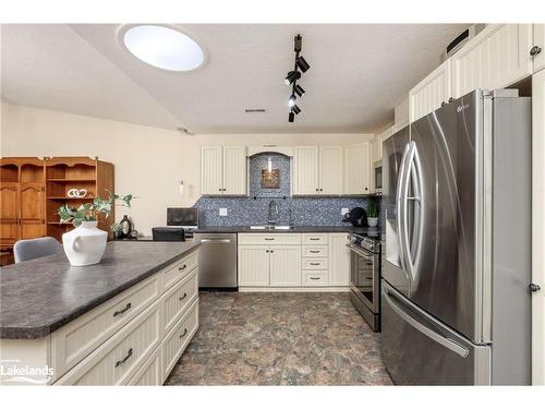 15 Chestnut Lane, Wasaga Beach, ON - Indoor Photo Showing Kitchen With Stainless Steel Kitchen