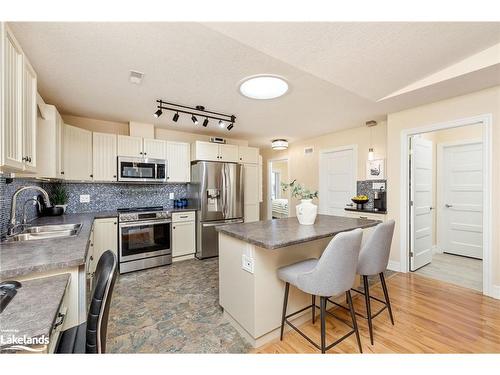 15 Chestnut Lane, Wasaga Beach, ON - Indoor Photo Showing Kitchen With Stainless Steel Kitchen