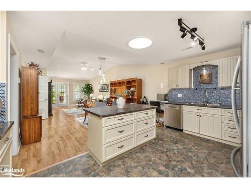 15 Chestnut Lane, Wasaga Beach, ON - Indoor Photo Showing Kitchen