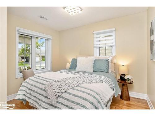 15 Chestnut Lane, Wasaga Beach, ON - Indoor Photo Showing Bedroom