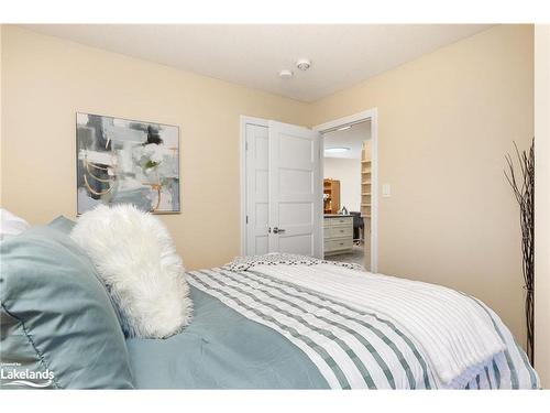 15 Chestnut Lane, Wasaga Beach, ON - Indoor Photo Showing Bedroom