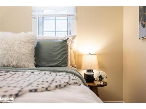 15 Chestnut Lane, Wasaga Beach, ON - Indoor Photo Showing Bedroom