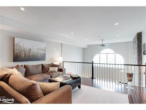 10-209707 26 Highway, The Blue Mountains, ON - Indoor Photo Showing Living Room