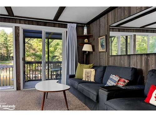 1118 Tomingas Road, Gravenhurst, ON - Indoor Photo Showing Living Room