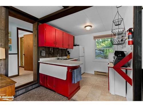 1118 Tomingas Road, Gravenhurst, ON - Indoor Photo Showing Kitchen