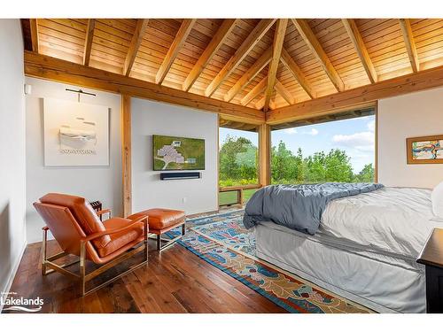 827834 Mulmur-Nottawasaga Townline, Creemore, ON - Indoor Photo Showing Bedroom