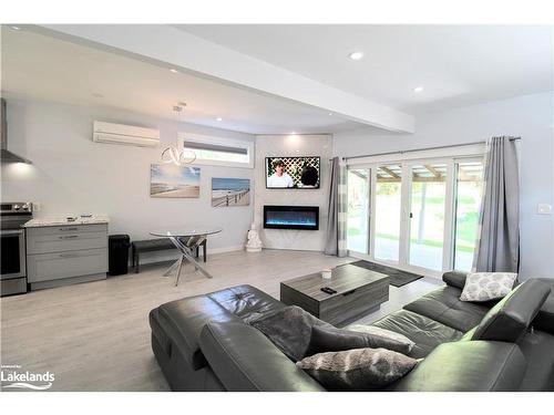 14 N Fetterly Street, Huntsville, ON - Indoor Photo Showing Living Room