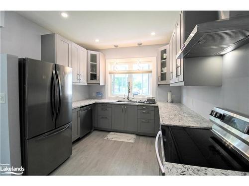 14 N Fetterly Street, Huntsville, ON - Indoor Photo Showing Kitchen With Upgraded Kitchen