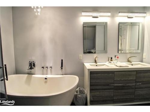 14 N Fetterly Street, Huntsville, ON - Indoor Photo Showing Bathroom