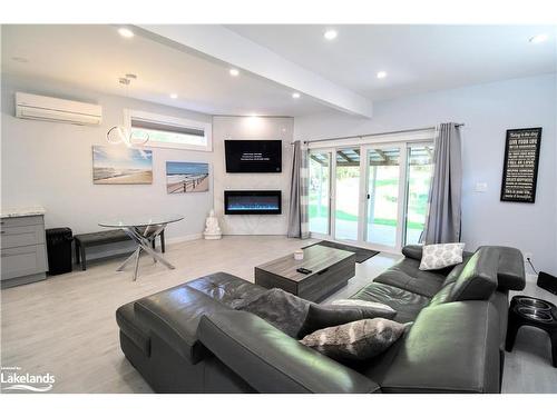 14 N Fetterly Street, Huntsville, ON - Indoor Photo Showing Living Room