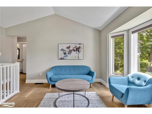 9 Middleton Drive, Peterborough, ON - Indoor Photo Showing Living Room