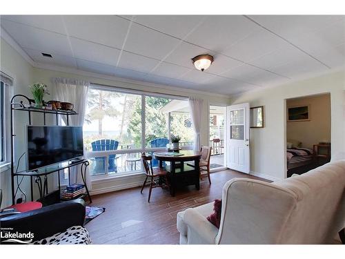 1666 Shore Lane, Wasaga Beach, ON - Indoor Photo Showing Living Room